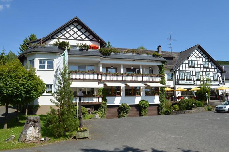 Hotel "Woiler Hof" Garni Эслоэ Экстерьер фото